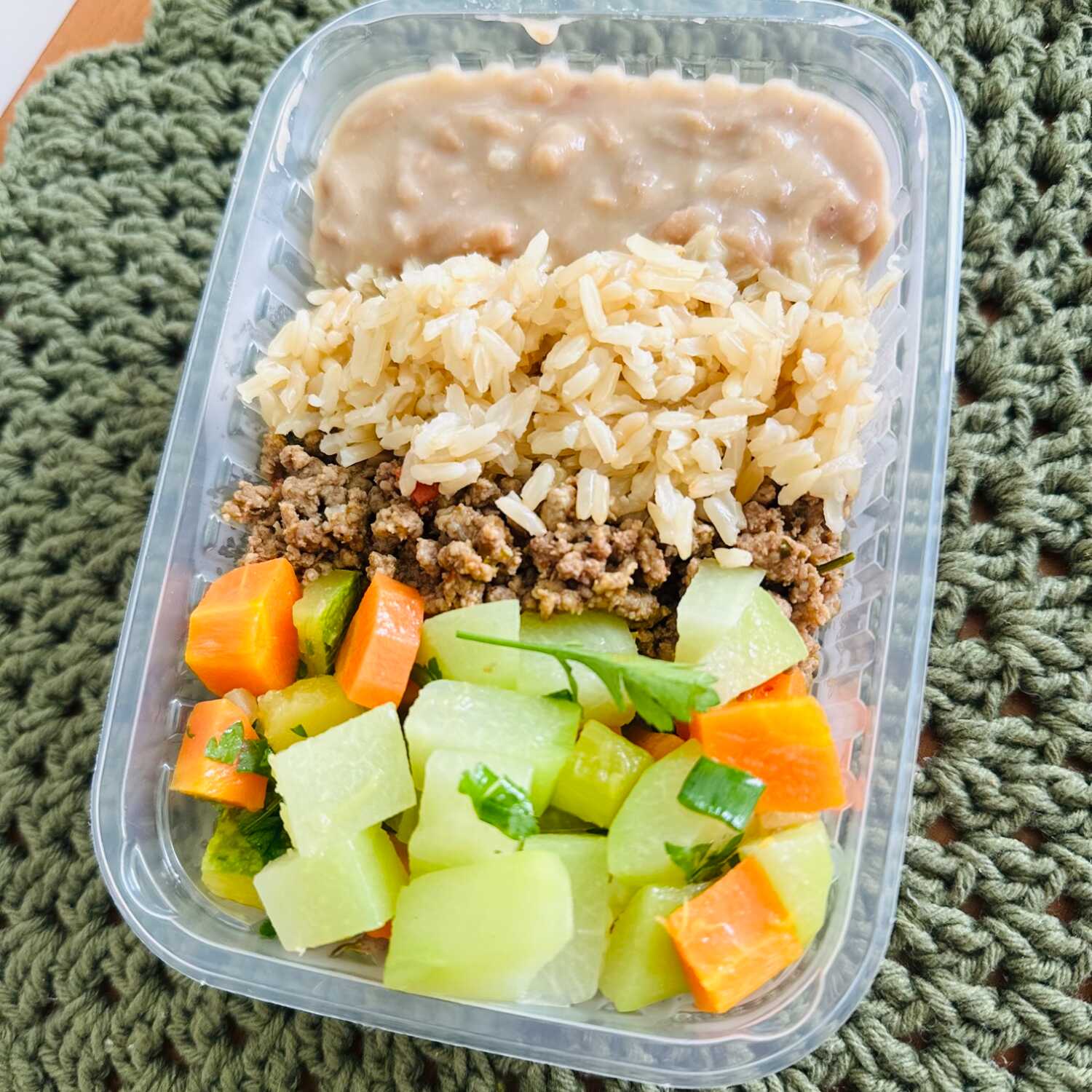 Arroz integral, feijão carioca, patinho com legumes