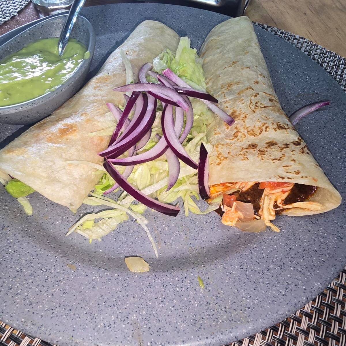 Burritos de Pollo con Mole 3 Piezas
