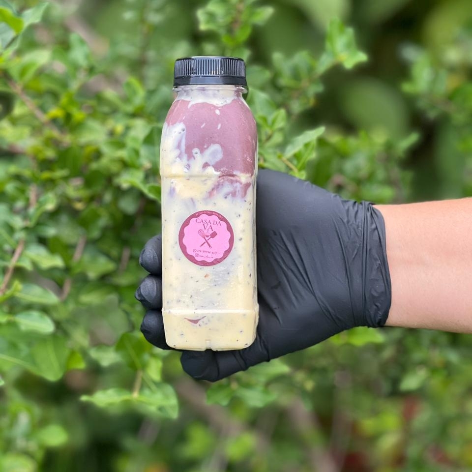 açai cremoso na garrafa, com banana leite condensado,leite integral