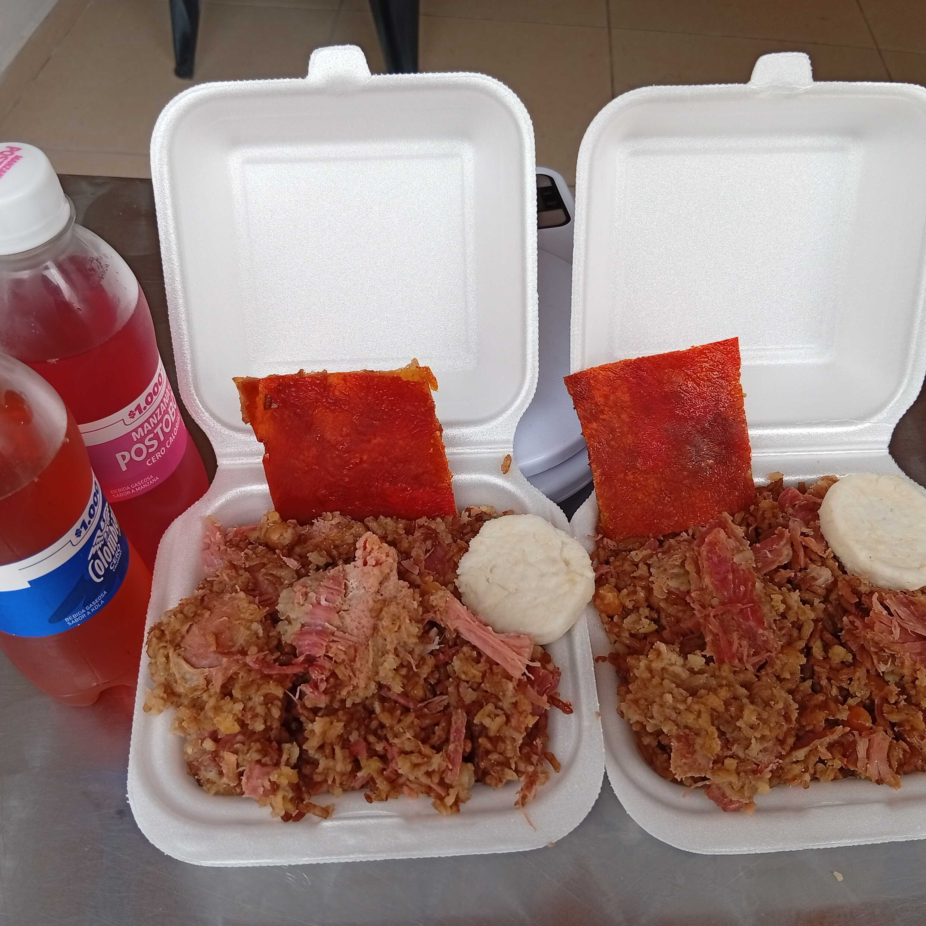 Lechona Dúo con Arepas más 2 Gaseosas 250 ml