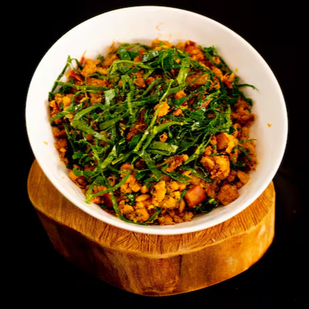 Salada de feijão com carne seca, linguiça calabresa, bacon e couve refogada