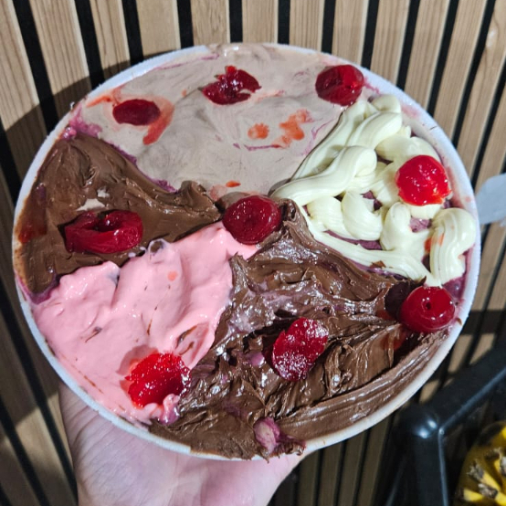 1 litro com: brigadeiro, cereja, creme de ninho e mousse de chocolate