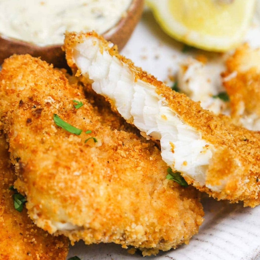 Arroz, feijão , farofa , salada . Escolha entre batata frita ou purê de batata .