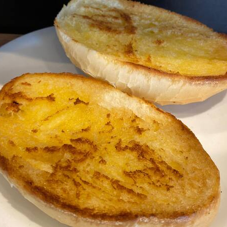 Pão preparado na chapa com manteiga derretida, crocante por fora e macio por dentro. Uma combinação simples, saborosa e perfeita para acompanhar seu café ou lanche a qualquer hora. Serve 1 pessoa.