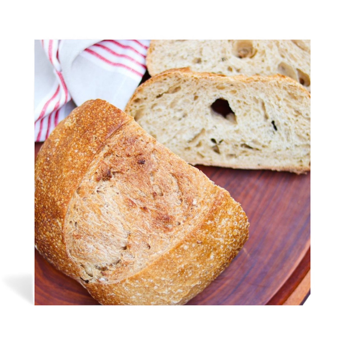 Pão de Fermentação Natural Congelado (já assado) Pão artesanal feito com fermentação natural, já assado e imediatamente congelado para manter sabor, textura e frescor. Prático e delicioso: basta aquecer para ter um pão de casca crocante e miolo macio a qualquer momento.