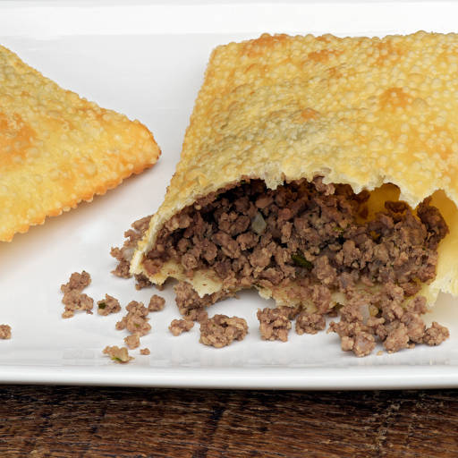 Clássico e irresistível! Massa leve, fina e crocante, frita na hora, recheada com carne bovina temperada com ingredientes selecionados, garantindo muito sabor em cada mordida. Servido sempre quentinho e preparado na hora para chegar até você com máxima qualidade.