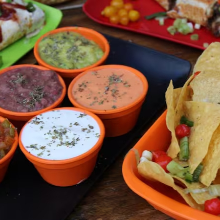 4 Mini Burritos Tradicionais Mexicanos sendo 2 de carne e 2 de frango, 4 deliciosas Mini Quesadillas de queijos, 4 Tacos Shell Crocantes para você montar sendo 2 de carne e 2 de pernil, 250g de Chilli Beans com 60 grs de Nachos. Cortesia de 2 sucos 300ml.