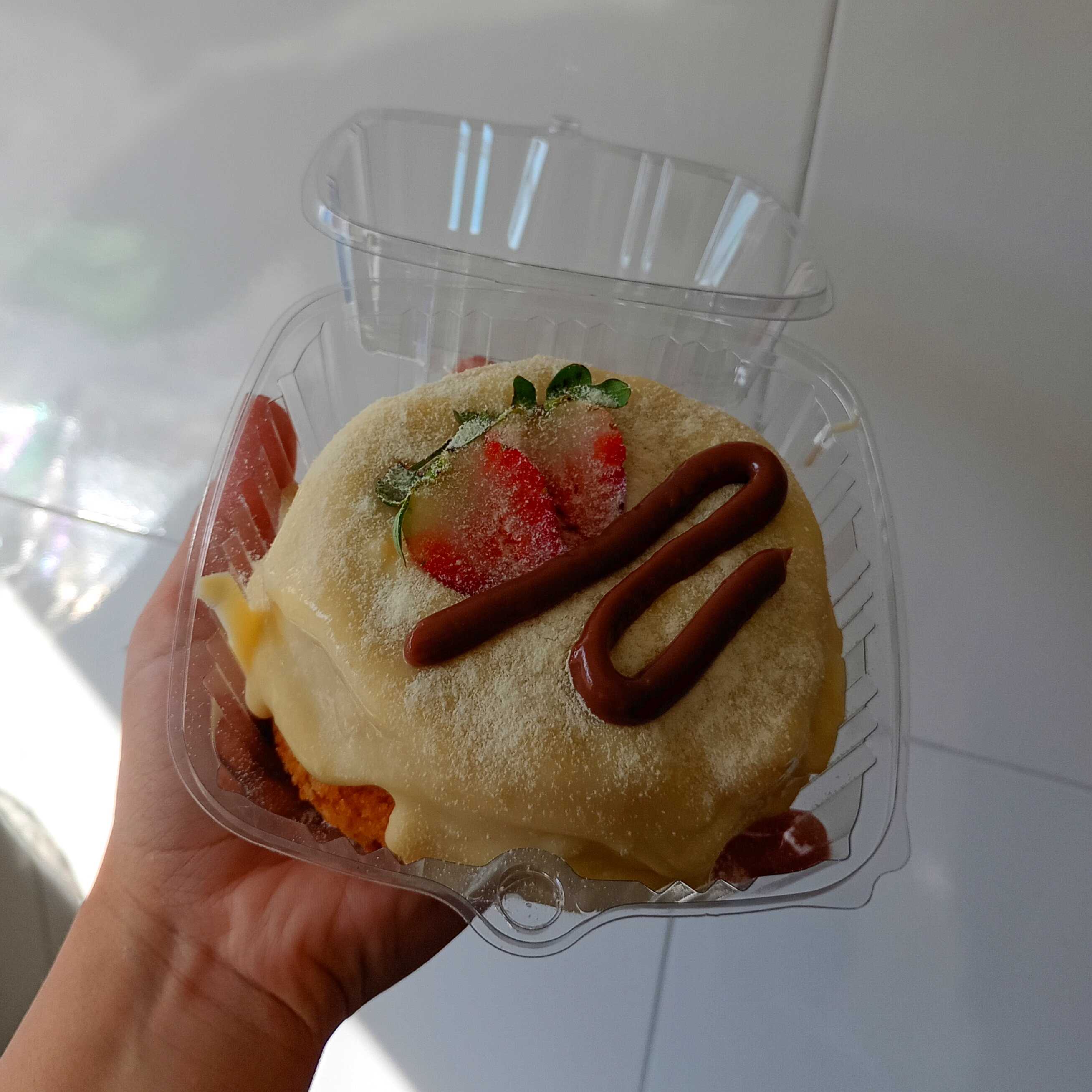 Massa de baunilha com cobertura de ninho com morangos