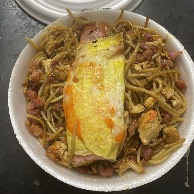 Marmita Média: Macarrão Espaguete, Frango, Bacon, Shoyo. Acompanha também Omelete de Presunto, queijo, cheddar e catupiry