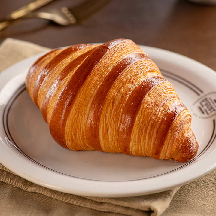 Autêntico croissant francês.
Feito com farinha francesa e manteiga de excelente qualidade, o que resulta em uma massa folhada, leve, crocante e deliciosa.
1 unidade.