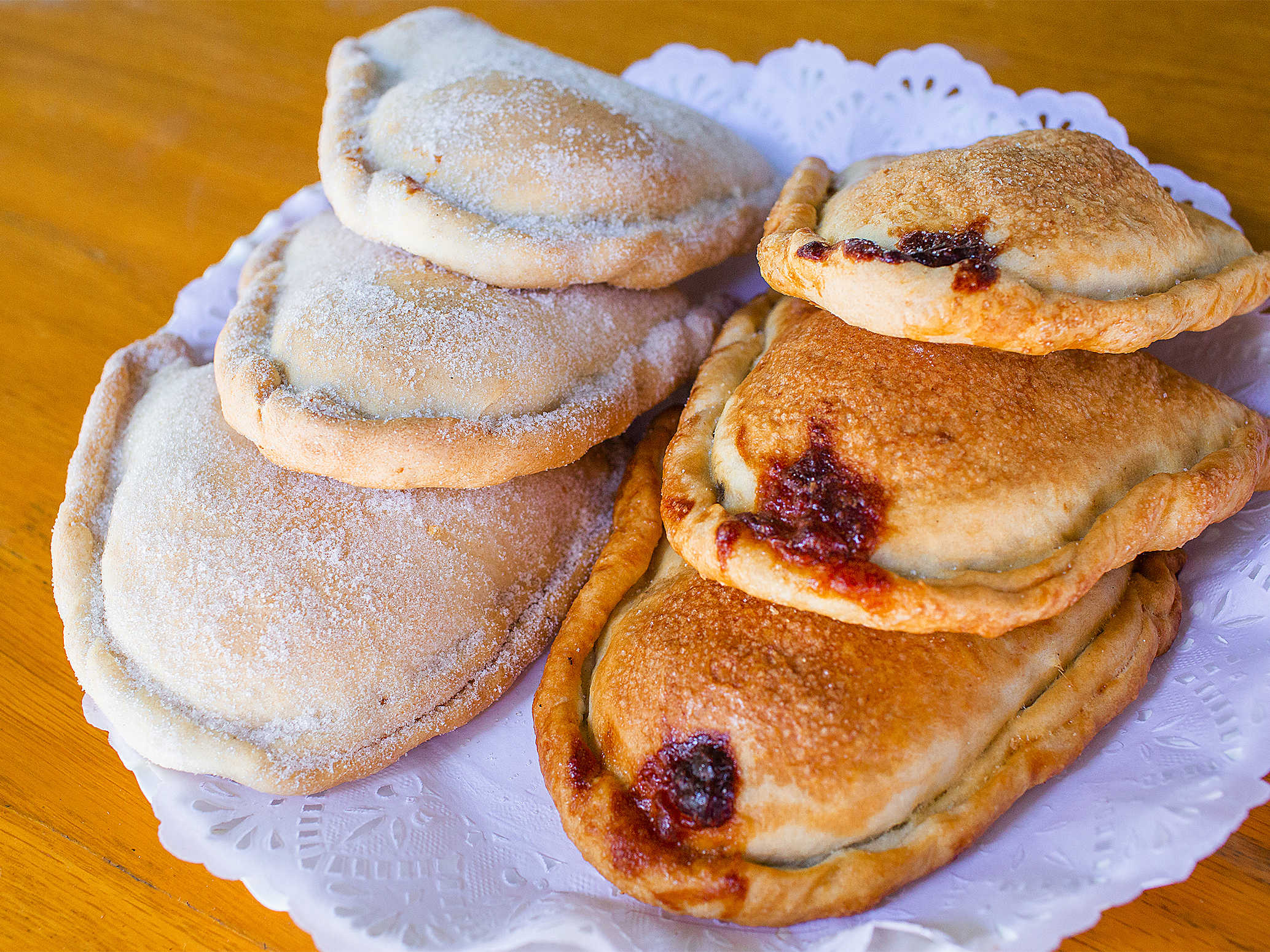 CHAROLA DE 8 EMPANADAS SURTIDAS