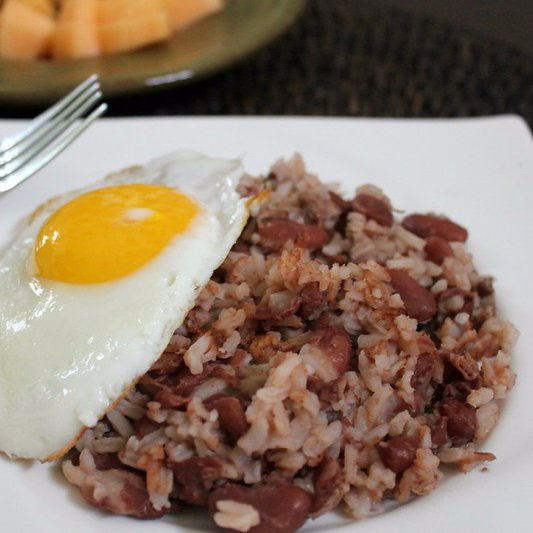 Calentao de Frijoles Con Huevo y Arepa