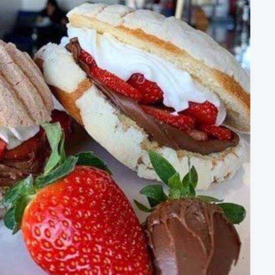 Concha rellena de nutella y fresa con crema batida