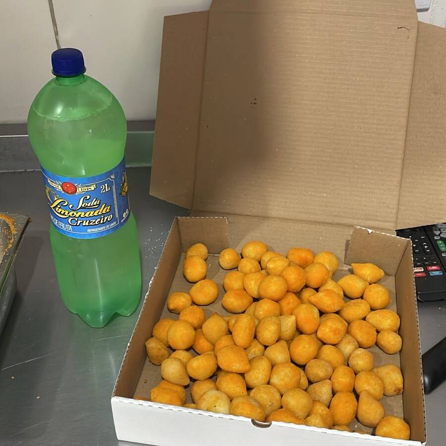 Delicie-se com nosso combo promocional: 50 unidades de Coxinha de Frango, cuidadosamente preparadas, recheadas com frango suculento e envolvidas em uma massa leve e crocante. Para acompanhar, oferecemos uma refrescante Fanta em garrafa, perfeita para equilibrar os sabores e proporcionar uma experiência gastronômica completa e prazerosa. Aproveite esta oferta imperdível!