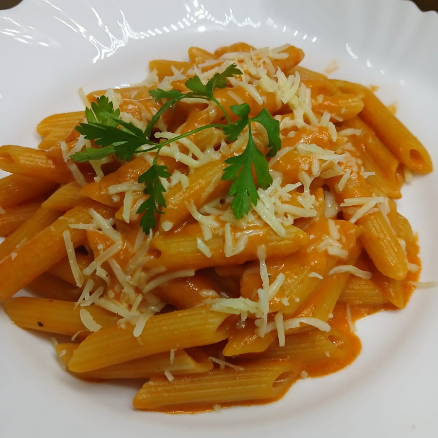 Nosso molho cremoso à base de tomate, vodk@ e creme de leite, que equilibra a perfeição entre a textura da pasta e o sabor rico do molho. Escolha sua massa preferida: Penne, Fettuccine ou Spaghetti. Acompanha sachê com Parmesão Ralado (15g). Tags: macarrão, molho, vodk@, massa, rigatoni, espaguete, fettuccine, penne, entrega rápida.