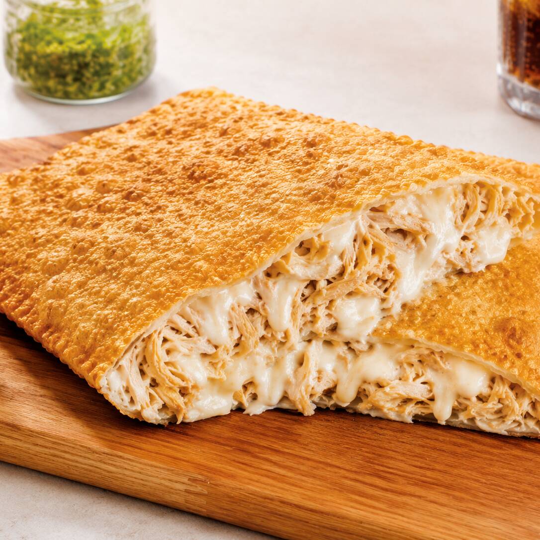 Pastel Especial de 30cm recheado com: frango, requeijão ,queijo, tomate, ovo e azeitonas. Saboroso, bem servido e perfeito para quem procura um pastel grande de frango com muito sabor.