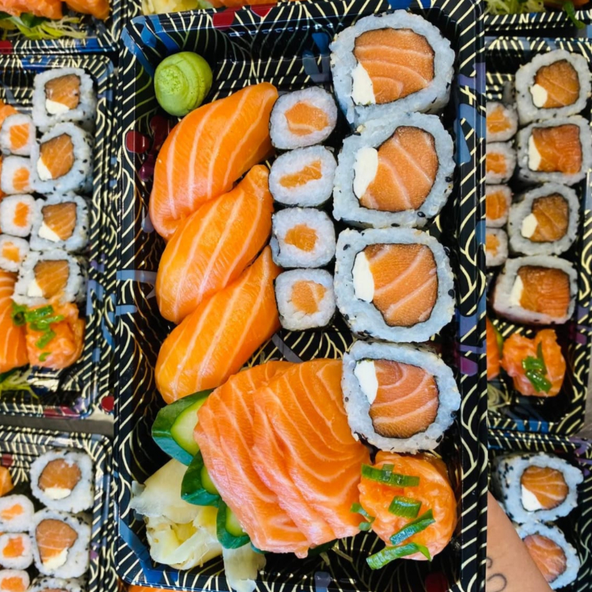 5 sashimi de salmão 1 Joy salmão 4 uramaki Filadélfia 3 niguiri de salmão 4 HOSSOMAKI SALMAO , 6 HOT ROOL