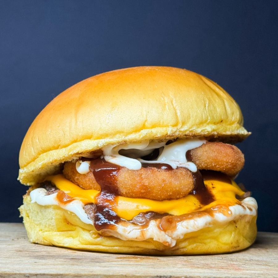 Delicioso Smash de Carne Artesanal de 80g, Pão Brioche, 2 Fatias de Queijo, Cebola Empanada, Cebola Caramelizada, Barbecue e Maionese da Casa
