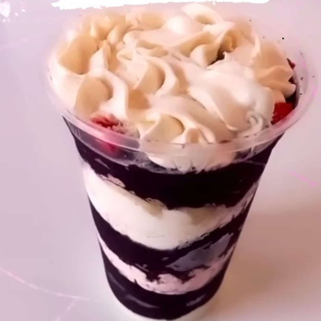Açaí, leite em pó, chantininho, morango.
