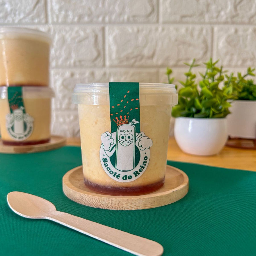 Sorvete artesanal sabor pudim, extremamente cremoso, servido com calda de caramelo estilo pudim no copo. Uma sobremesa clássica em versão gelada.