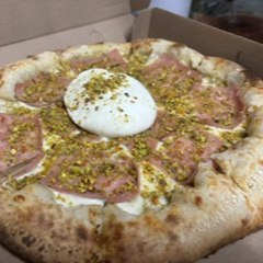 Pizza de Jamon con Pistacho y Burrata