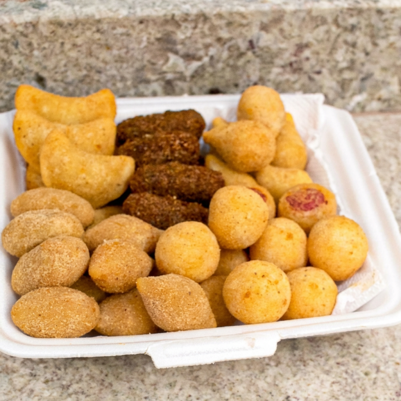 100 salgadinhos sortidos (Aprox. 17g) 75 reais, era 85 reais Sabores incluídos: Kibe Queijo com Presunto Bolinha de Queijo Calabresa Salsicha Coxinha de Frango Risole de Carne Sabores sortidos fixos — não é possível alterar. Perfeito para quem ama variedade e muito sabor em cada mordida!