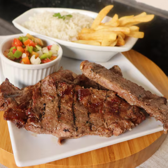 Kit de churrasco 500gr: Alcatra, acompanhamento arroz, fritas e vinagrete. Serve até 2 pessoas.