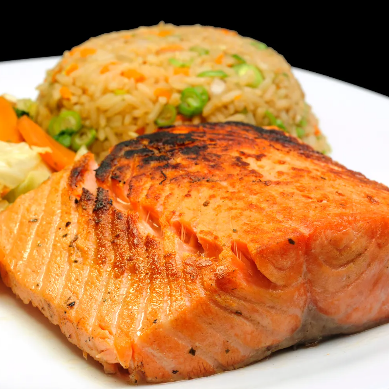 Filé de salmão, peixe branco, polvo e camarão na chapa com legumes e arroz, uma refeição rica e variada que satisfaz todos os paladares.
