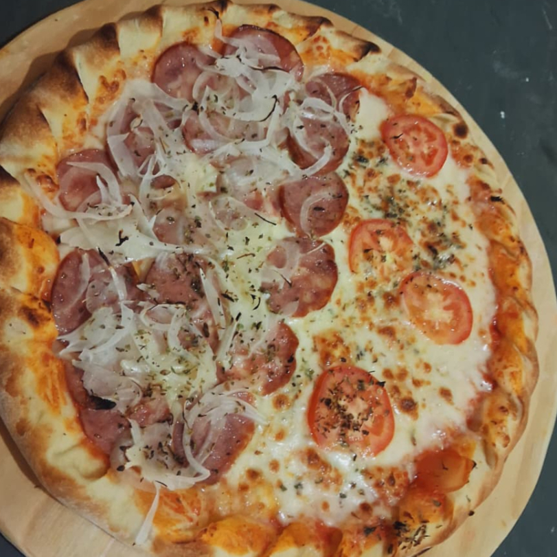 pizza de massa profissional,molho de tomates caseiro, mussarela , calabresa, cebola azeitonas e orégano