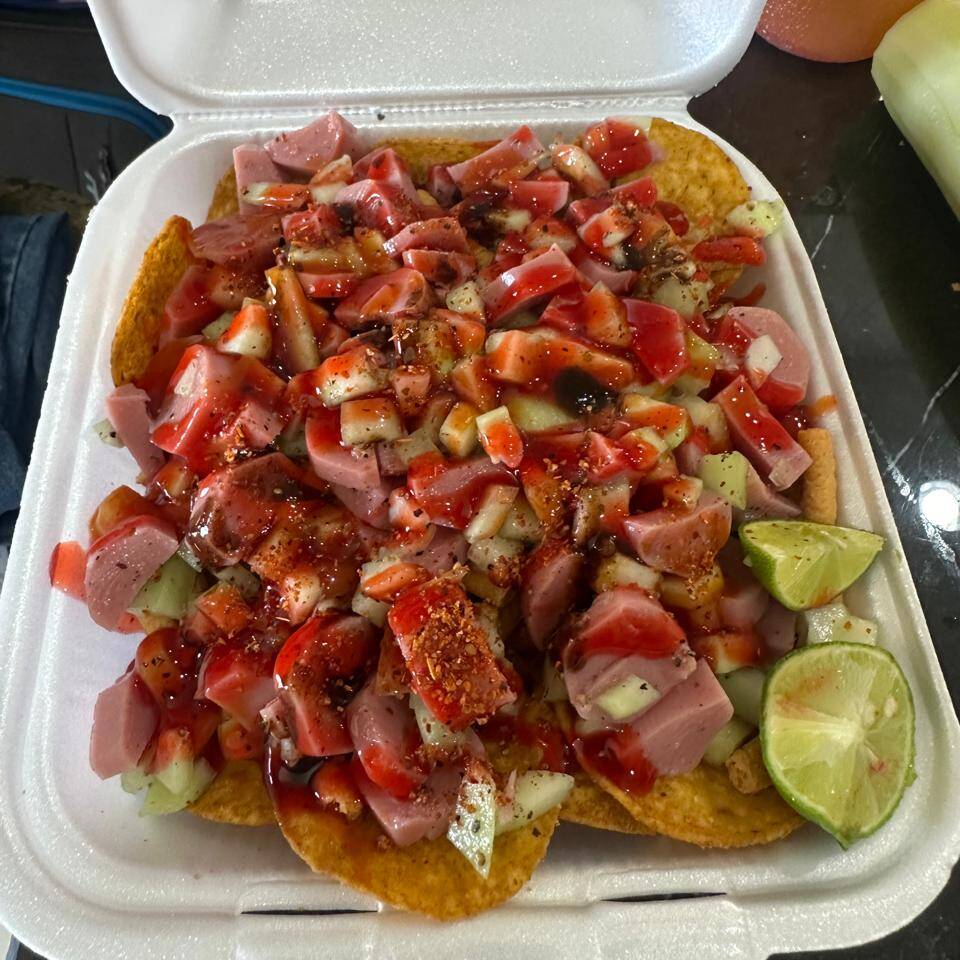 MEGA CHAROLA DE TOSTITOS CON CEVICHE DE SALCHICHA
