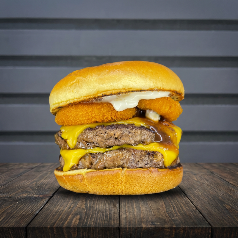 Uma refeição completa para quem não abre mão de muito sabor. O combo acompanha 2 lanches Supremo, 1 porção média de batata frita coberta com cheddar cremoso e bacon crocante e 1 Guaraná Antarctica bem gelado. A combinação perfeita para compartilhar ou matar a fome com uma explosão de sabores.