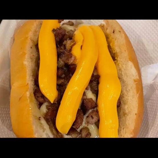 Pão francês, 200g de fraldinha grelhada ao fogo acompanha molho da casa, vinagrete, cheddar Original e bacon.!