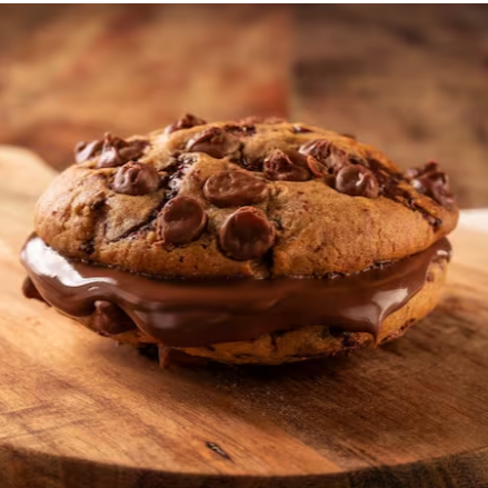 Sanduíche de Cookies baunilha com gotas de chocolate. Dois Cookies tradicional caseiro recheio com Nutella.