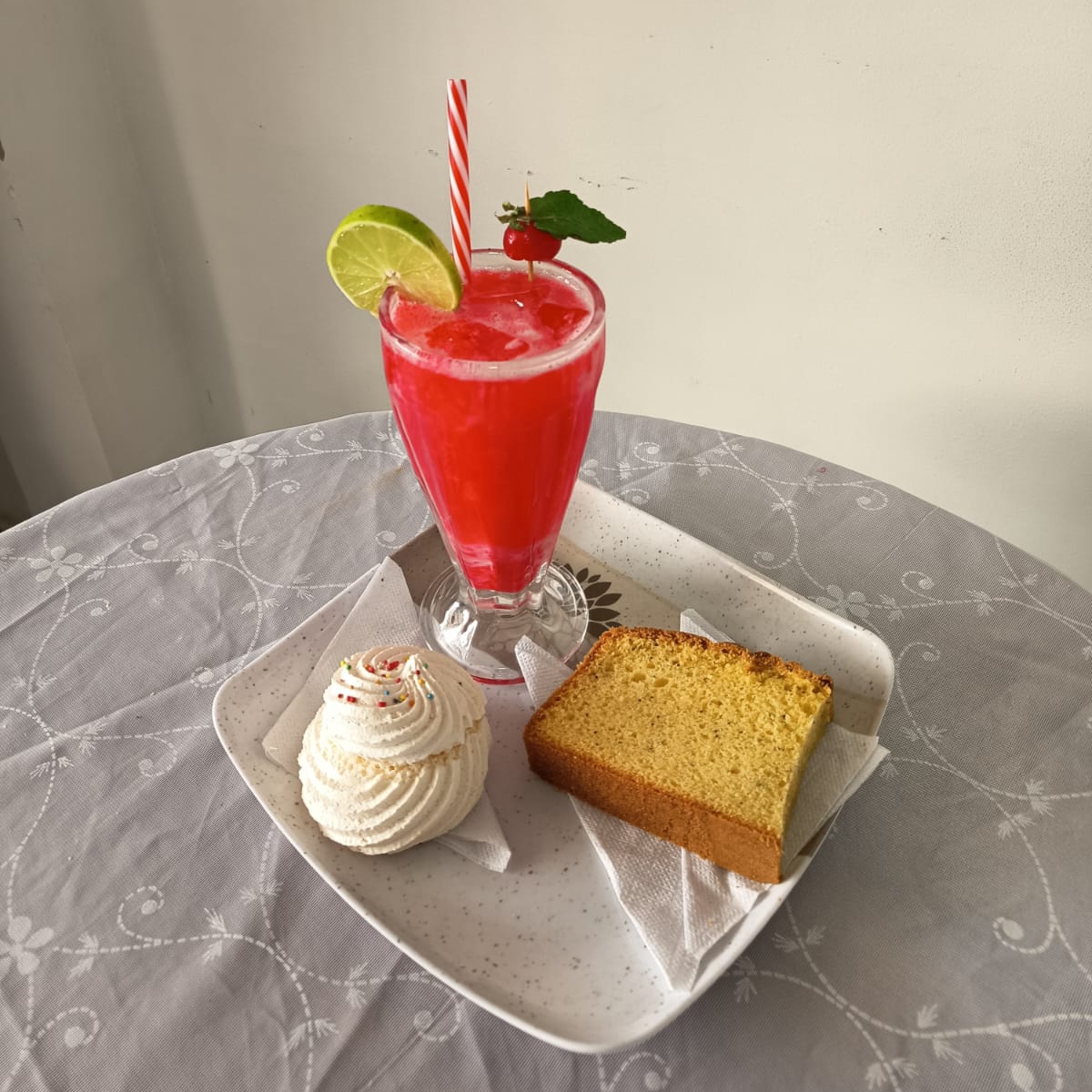 Limonada Fresca: Cerezada + Torta de Amapola+