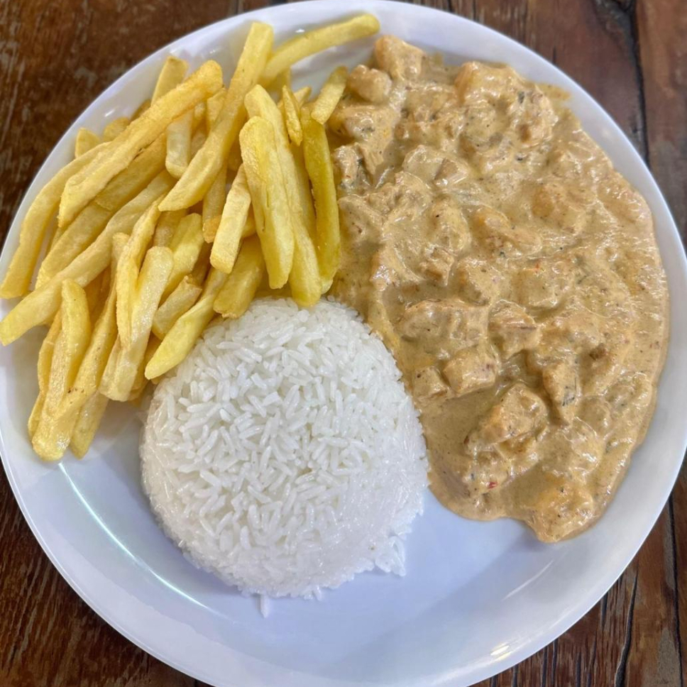 Arroz, batata frita ou batata palha.