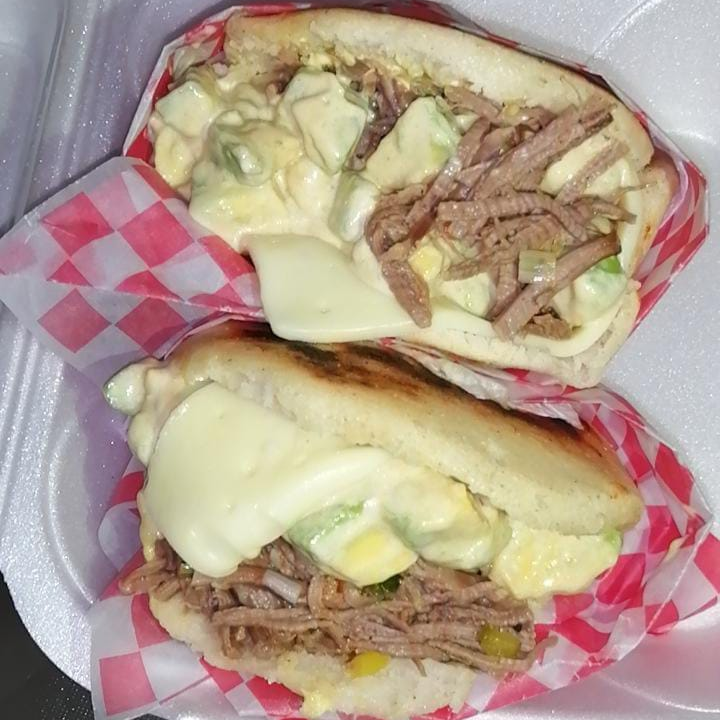 DOS AREPAS GRANDES +2GASEOSAS MINI
