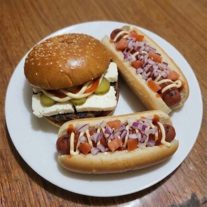 Para Llenarce Una Hamburguesas y 2 Hotdogs