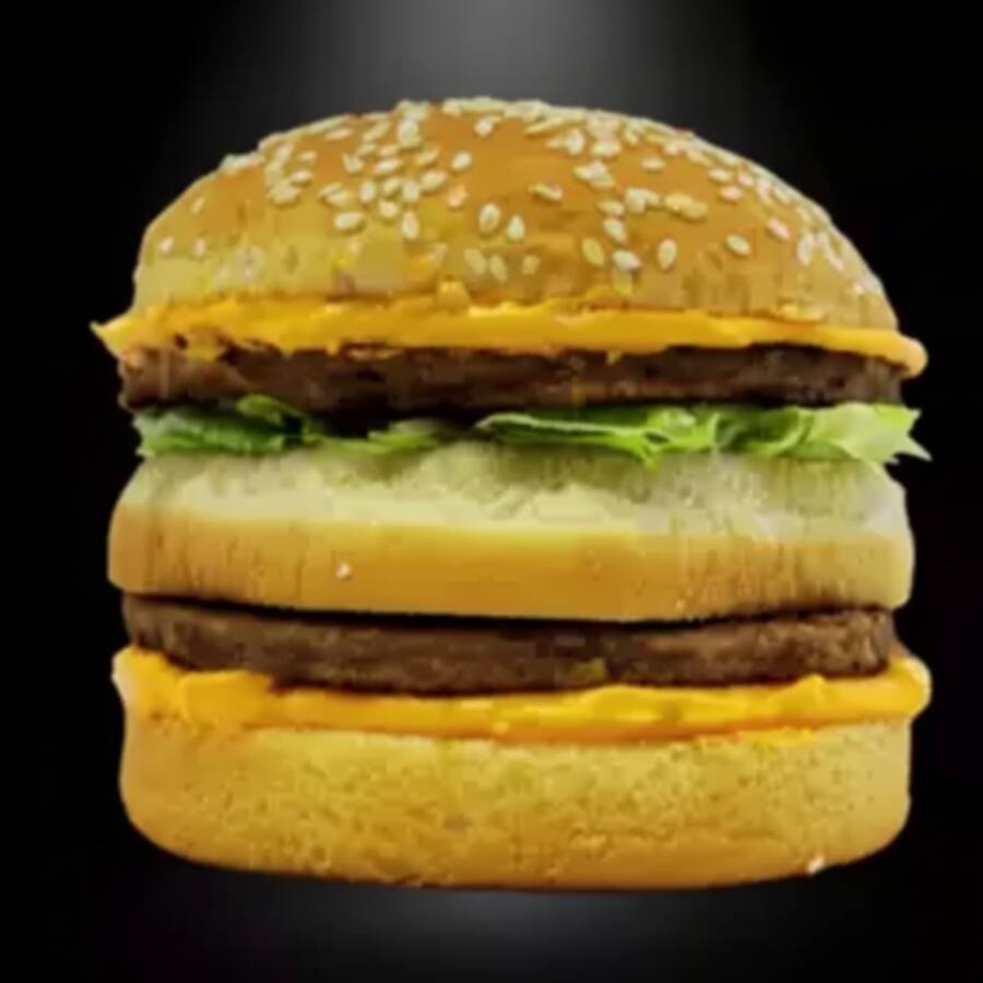 Nosso Big Cheddar vai com dois deliciosos hamburguers de carne bovina, um exagero de creme cheddar cremoso, alface num pão com gerleim.