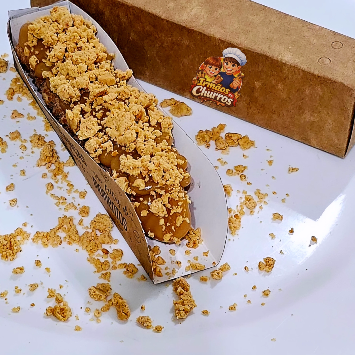 Delicioso churros Gourmet salpicado com açúcar de confeiteiro e canela em pó com recheio e cobertura de Doce de Leite ou Doce de chocolate coberto com Paçoca.