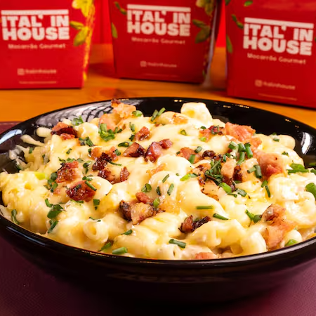 Frango desfiado ao molho bechamel, com milho-verde e pedacinhos de bacon. Finalizado com mussarela derretida, requeijão cremoso, mais bacon e cebolinha fresca. Combina perfeitamente com nossas massas e nhoques. Finalizado com queijo e cebolinha. (aprox. 800g)