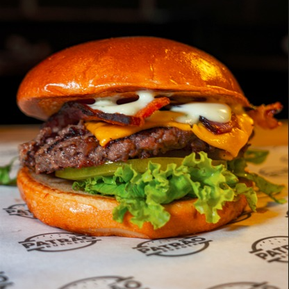 Hamburguer de 100g, chedda, bacon, salada, molho da casa e pão brioche