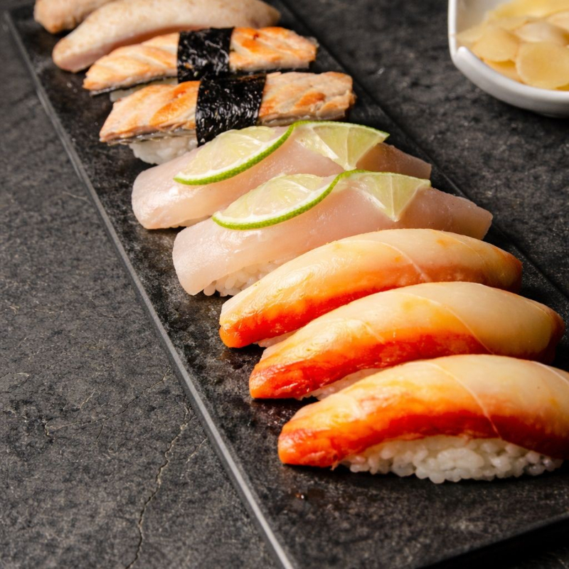 Seleção de sushis frescos e saborosos preparados na hora, perfeitos para quem ama a tradição japonesa. #sushi #sushilovers #japatradicional #delivery