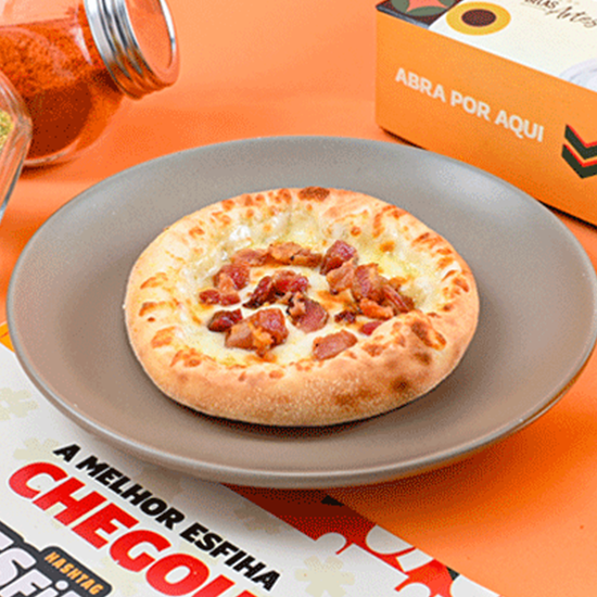 Uma explosão de sabor! Pedaços de bacon crocante, combinados com temperos especiais, envoltos em uma massa fofinha e dourada. Um lanche irresistível para quem ama o sabor marcante do bacon. Peça agora e se entregue a essa delícia crocante!