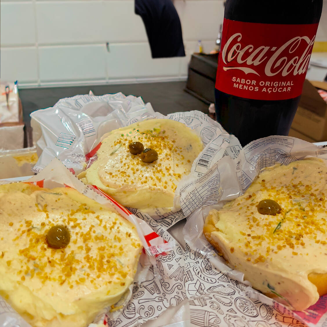 3 hot dogs tradicionais mais Coca cola 2 litros