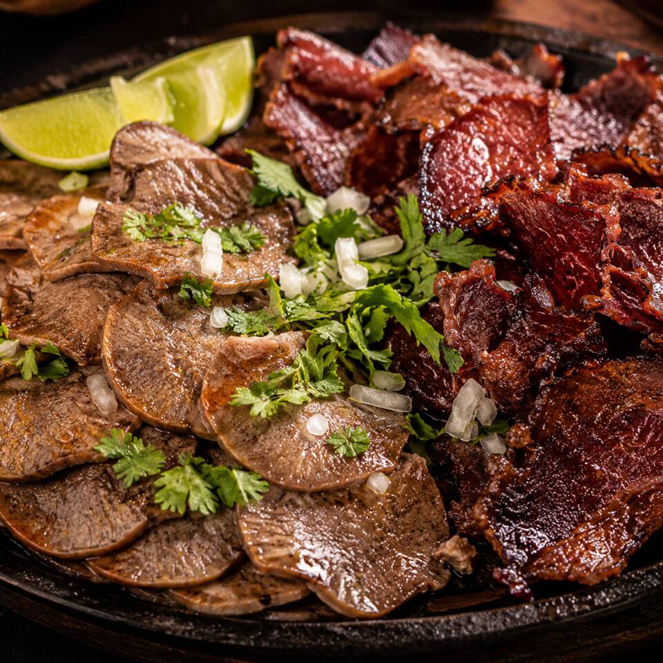 Plato de Aguachile de Lengua con Cecina