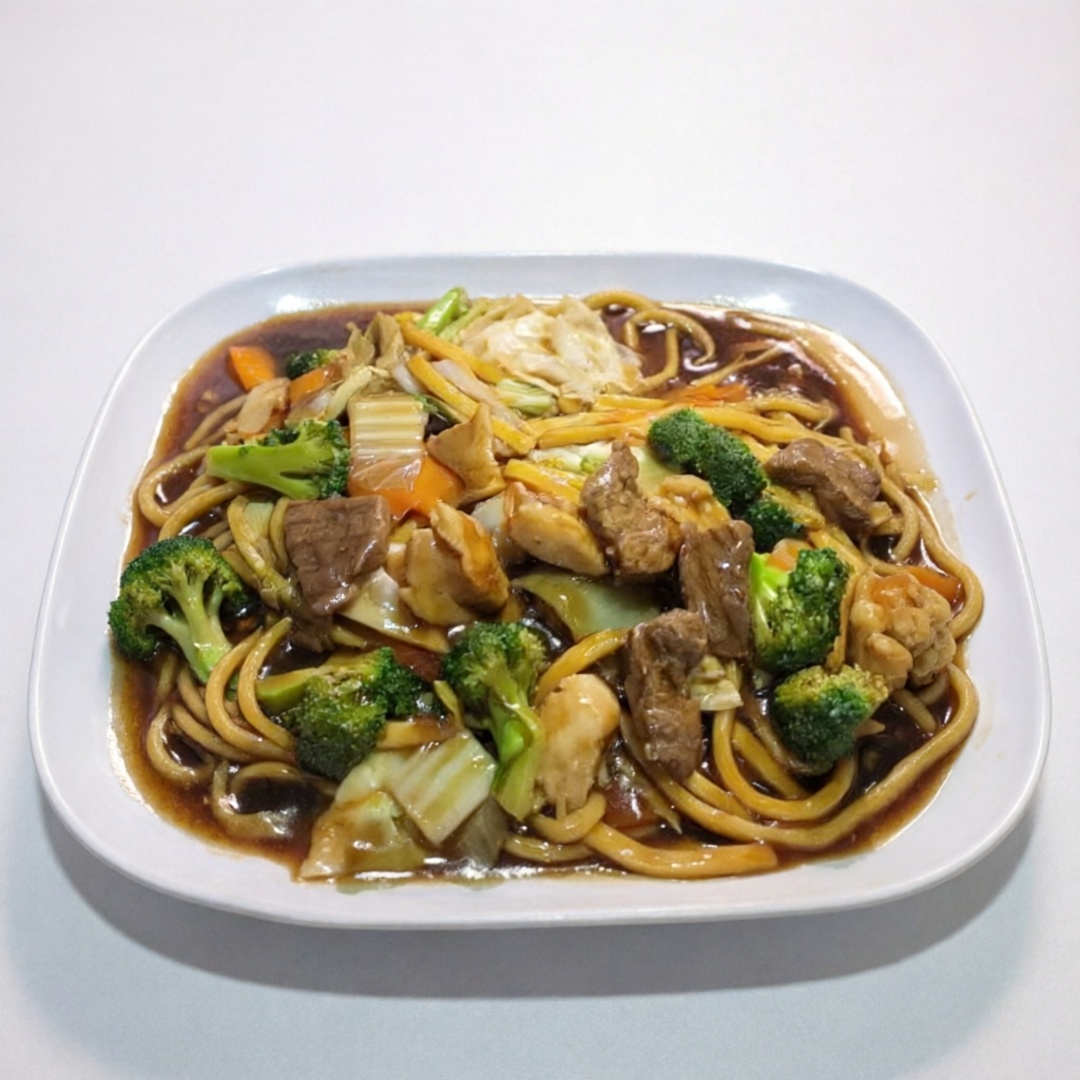 Macarrão e legumes com molho ao shoyu especial da casa.