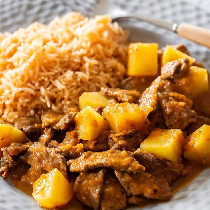 Bistec con papas en salsa