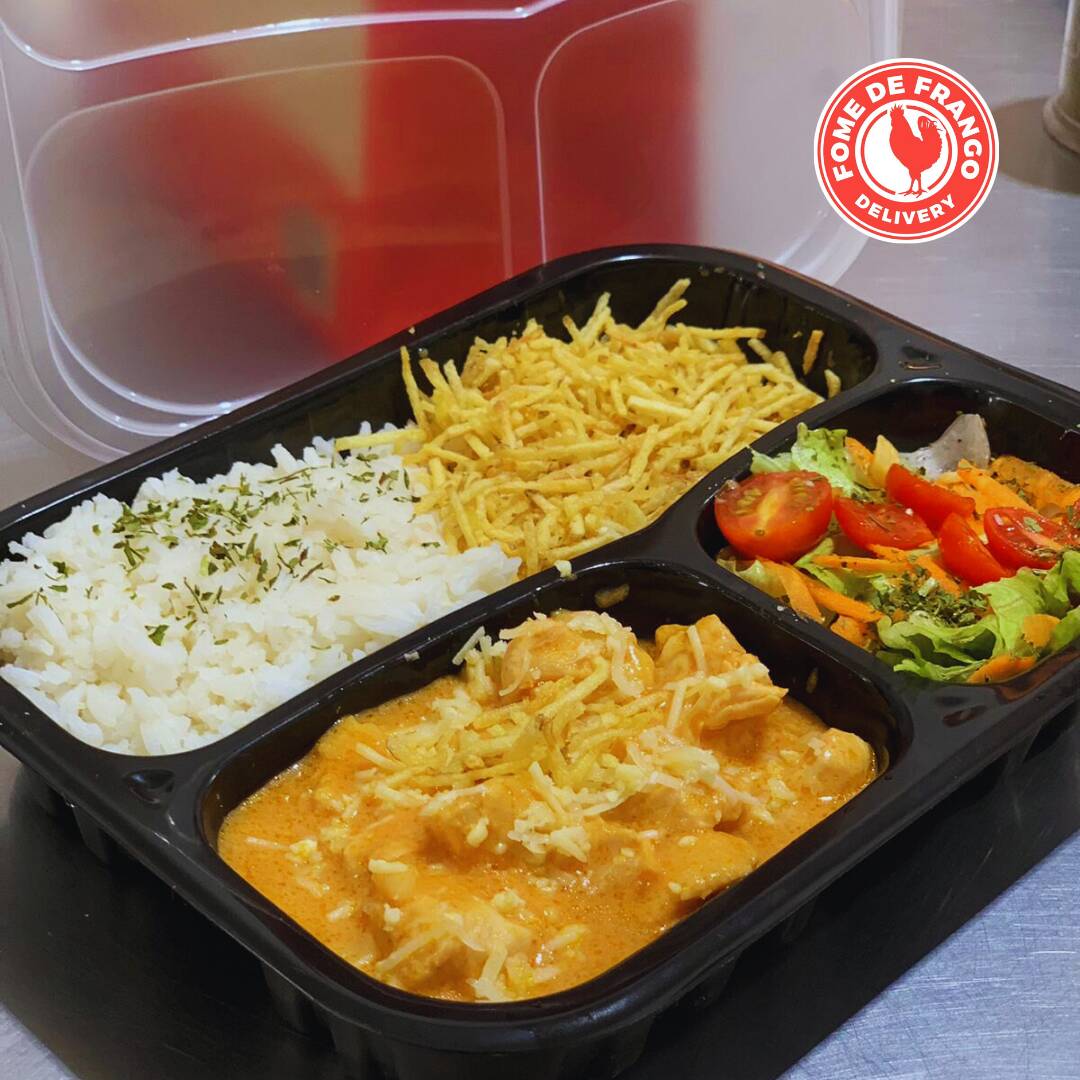 Este prato irresistível é composto por um arroz soltinho e perfumado, harmonizando perfeitamente com o nosso strogonoff de frango, preparado com um molho cremoso e encorpado. Além disso, temos uma crocante batata palha, que adiciona uma textura única ao prato, e uma saladinha fresca para equilibrar os sabores. Por favor, note que não realizamos alterações nos pratos marmitex.