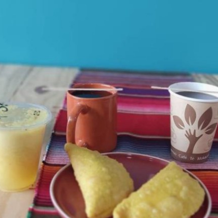 Empanada de queso y birria
