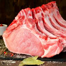 Bandeja contendo 500g (aproximadamente) de bisteca suína fresca.